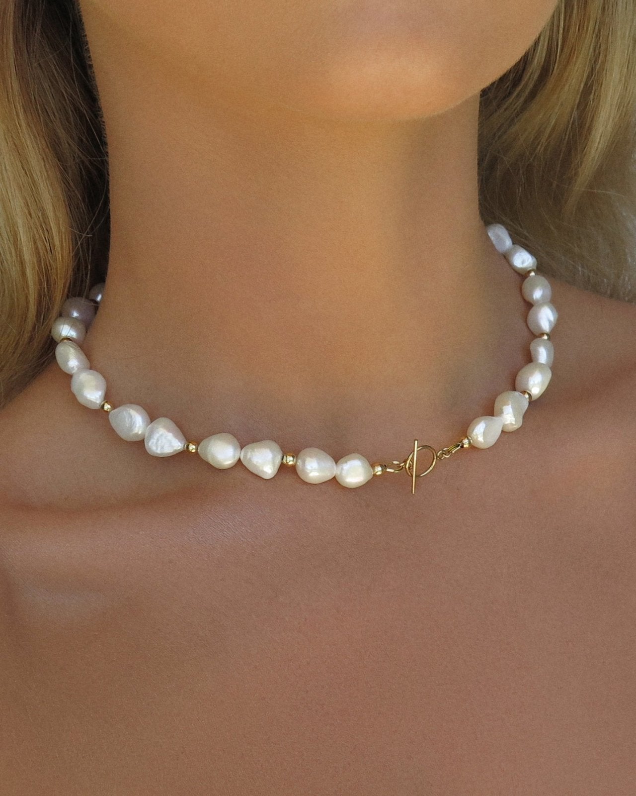 Load image into Gallery viewer, AZALIA FRESHWATER PEARL NECKLACE - The Littl - 14k Yellow Gold Fill - 42cm
