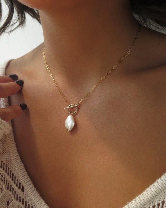 Load image into Gallery viewer, FRESHWATER PEARL TOGGLE DRAWN CABLE NECKLACE - The Littl - 14k Yellow Gold Fill - 39cm Necklaces
