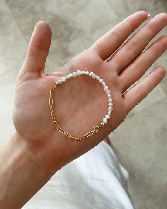 White Round 8mm Natural Pearl Beads Bracelet at Rs 100 in Jaipur | ID:  2851808991773