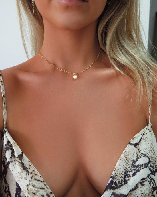 Load image into Gallery viewer, LARGE FRESHWATER PEARL CHAIN NECKLACE - The Littl - 14k Yellow Gold Fill - 37cm (choker)
