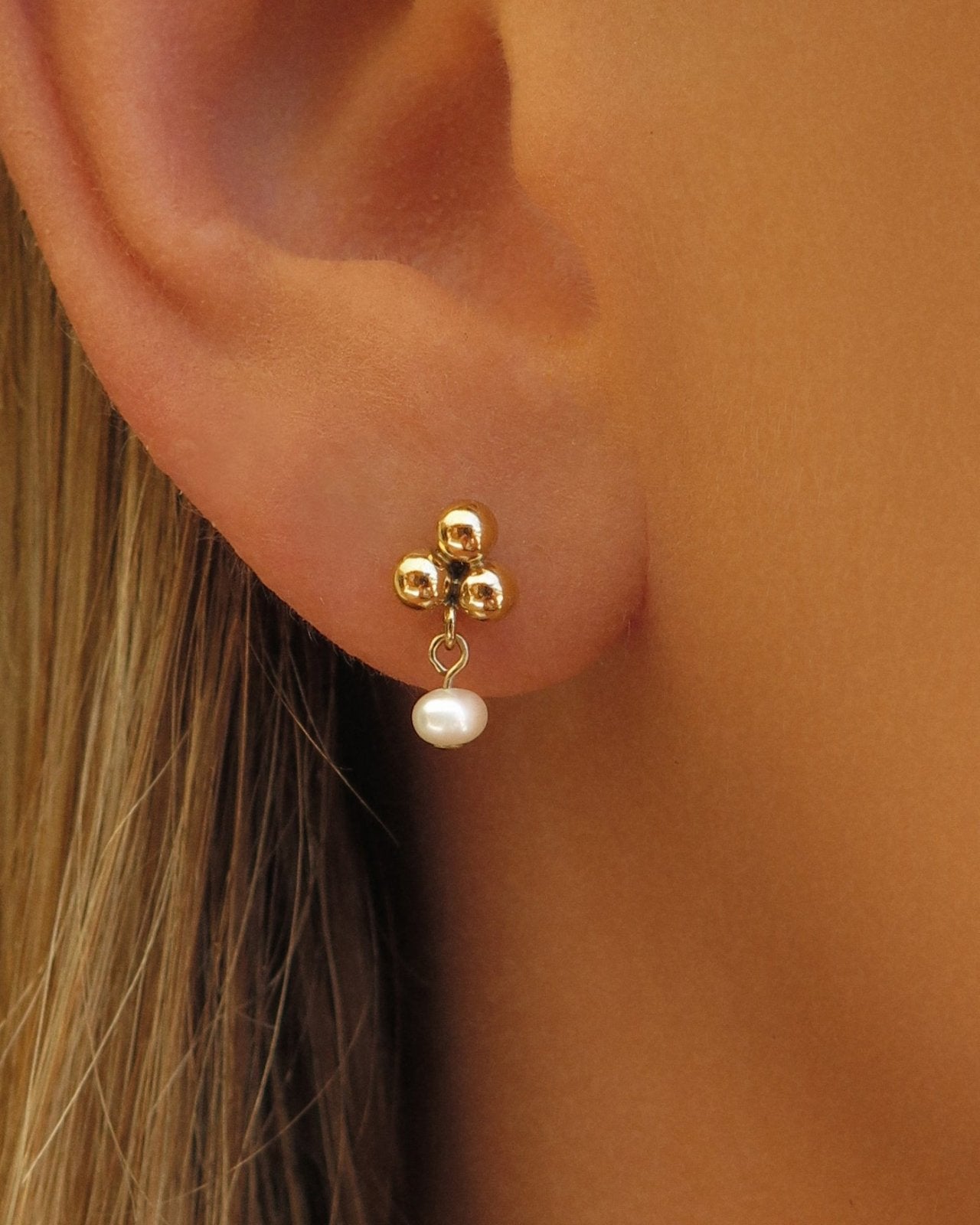LV Gold Flat Stud Earrings – Liberato Stilè  Stud earrings, White gold earrings  studs, Earrings